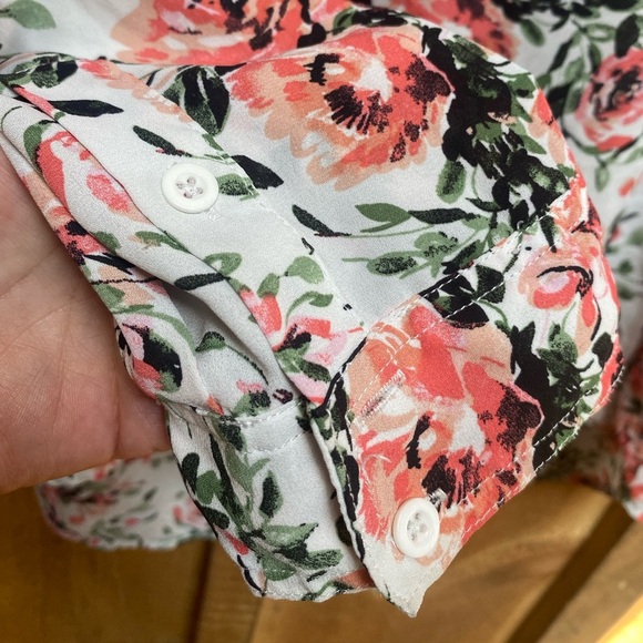 Torrid Floral Blouse Plus Size 3X White Pink Rose Print Long Sleeve V-Neck - Picture 7 of 9